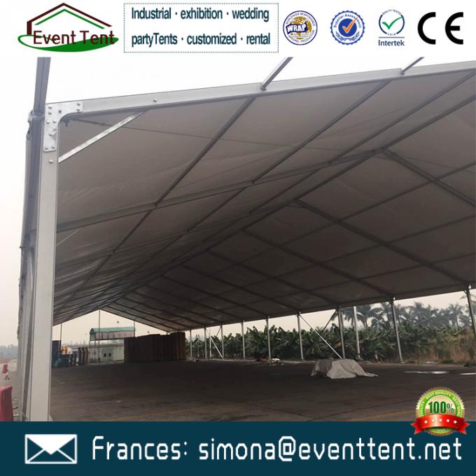 De grote tenten van de Vermogenspartij een Kadertent voor de UVweerstand van de Landbouwopslag